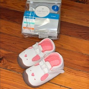 White crawling shoes with velcro closure